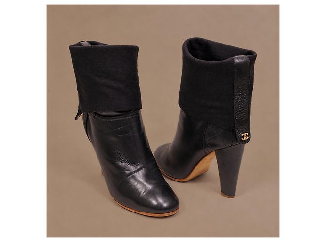 Chanel Botas de couro preto acolchoadas - vista 9
