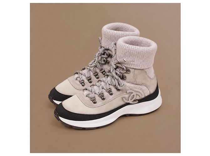 Chanel Sneakers Alte in Camoscio Beige e Maglia - vista 3
