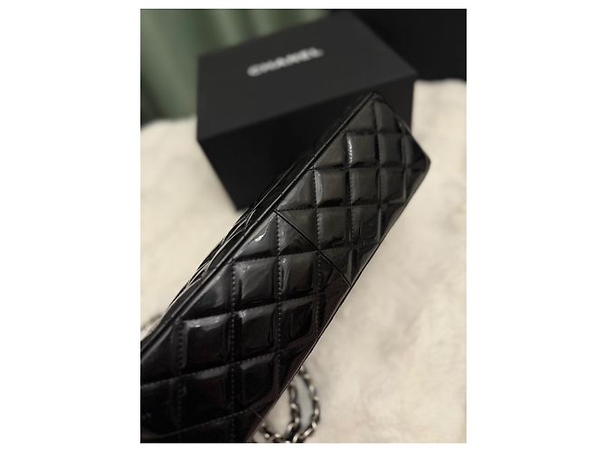 Bolsa Chanel Classic Flap em couro patenteado preto - vista 4
