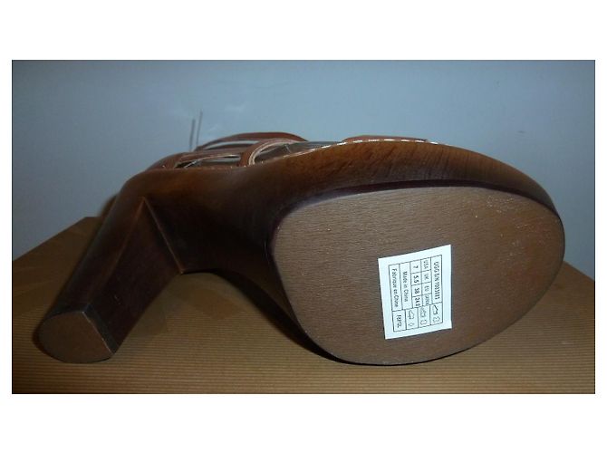 UGG Salima Sandali con Tacco in Pelle Marrone - vista 11
