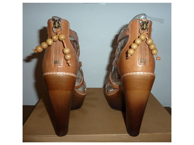 UGG Salima Sandali con Tacco in Pelle Marrone - vista 3