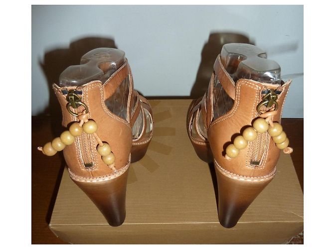 UGG Salima Sandali con Tacco in Pelle Marrone - vista 4