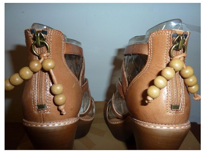 UGG Salima Sandali con Tacco in Pelle Marrone - vista 5