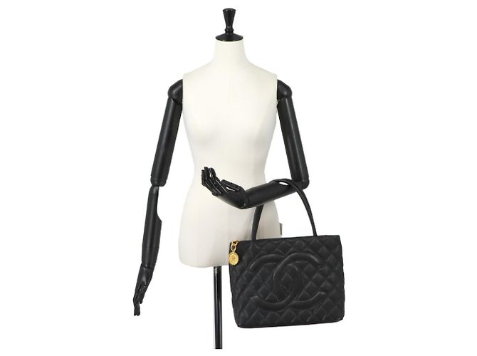 Borsa Tote Chanel Medallion in pelle di vitello granulata nera - vista 10