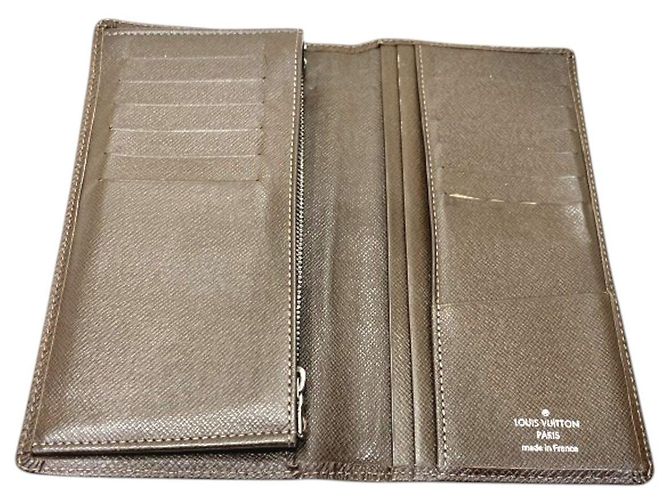 Louis Vuitton Portefeuille Brazza Taiga Leather Bi Fold Wallet - vista 3