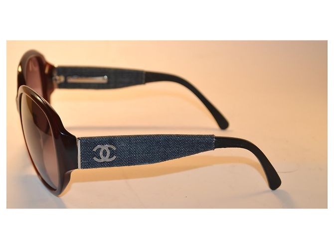 Lunettes de soleil Chanel en denim et acétate - vue 3