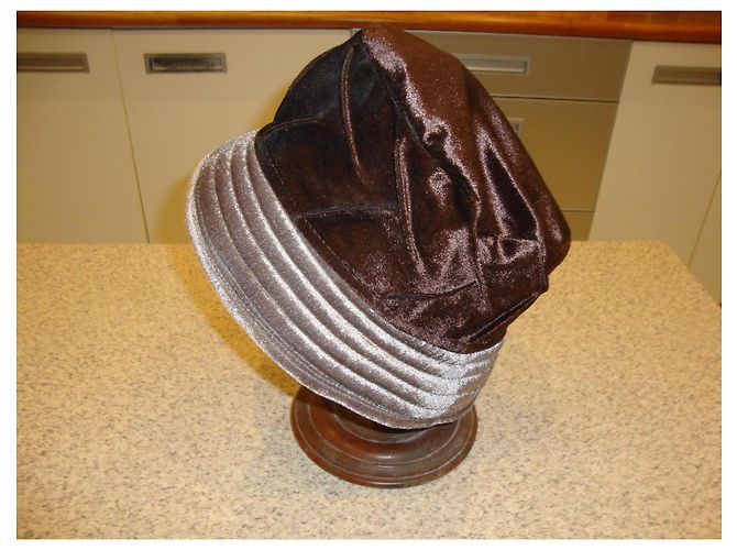 Autre Marque Cappello in velluto e raso marrone e grigio argento - vista 2