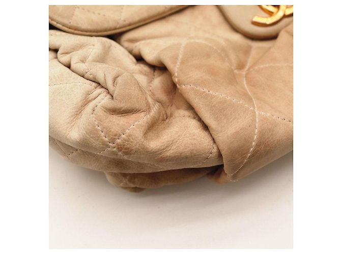 Bolsa de aba acolchoada Chanel em couro bege - vista 11