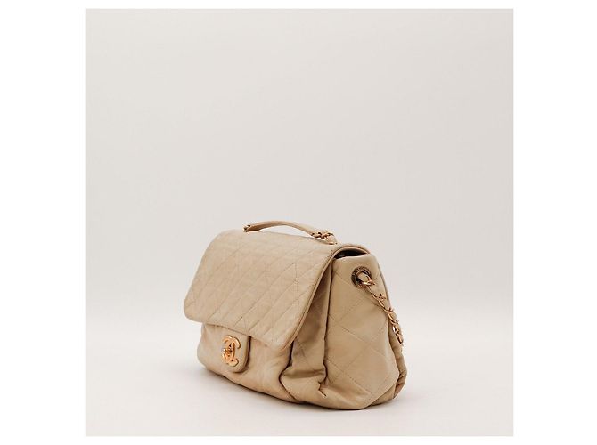 Bolsa de aba acolchoada Chanel em couro bege - vista 2