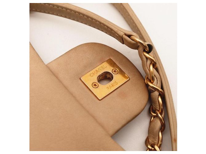 Bolsa de aba acolchoada Chanel em couro bege - vista 8