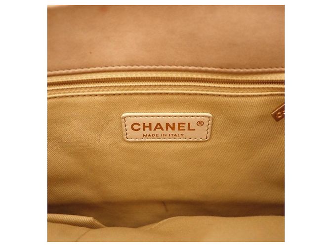 Bolsa de aba acolchoada Chanel em couro bege - vista 9