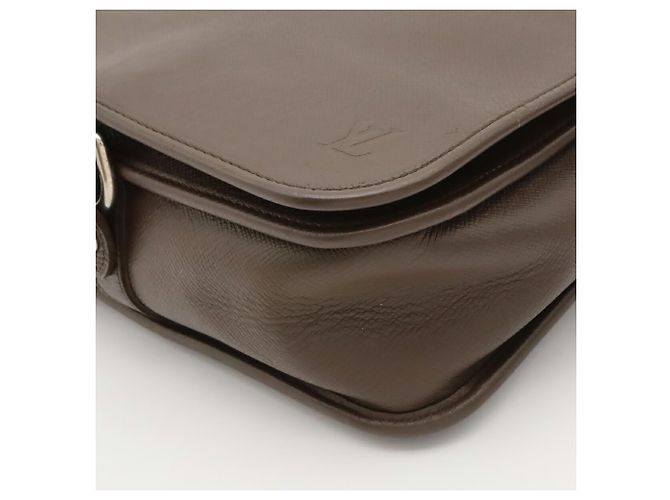 Sac à épaule Louis Vuitton Taiga Andrei - vue 4