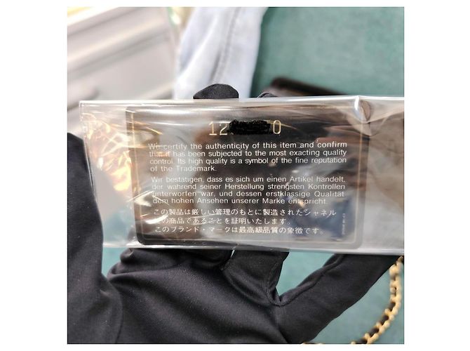 Borsa a tracolla Chanel in pelle di agnello nera con nappe - vista 12
