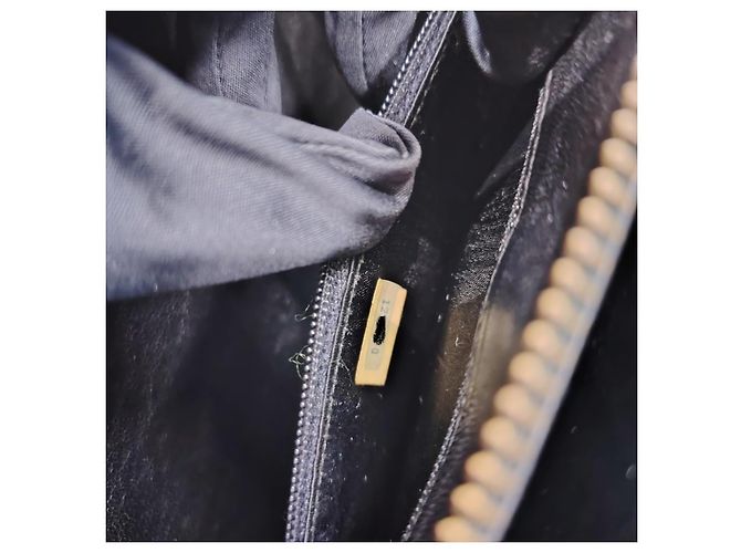 Borsa a tracolla Chanel in pelle di agnello nera con nappe - vista 13