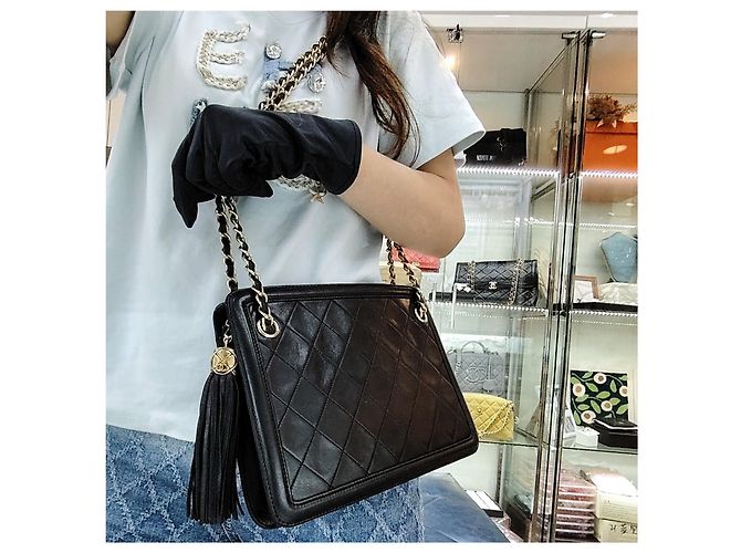 Borsa a tracolla Chanel in pelle di agnello nera con nappe - vista 14