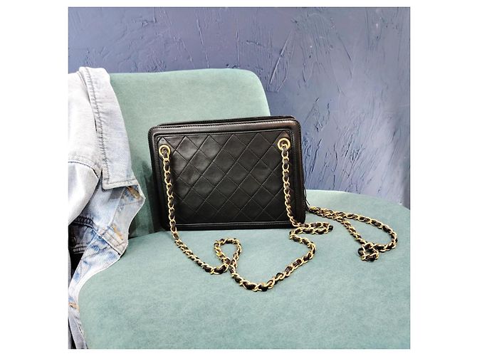 Borsa a tracolla Chanel in pelle di agnello nera con nappe - vista 2
