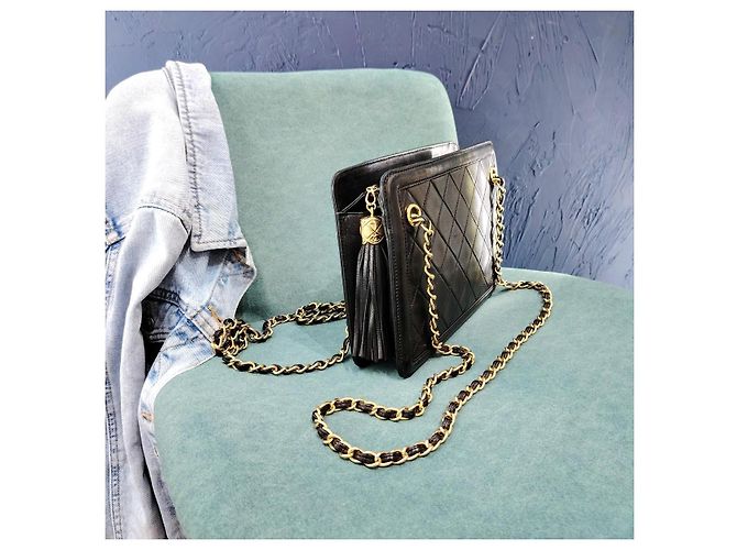 Borsa a tracolla Chanel in pelle di agnello nera con nappe - vista 3