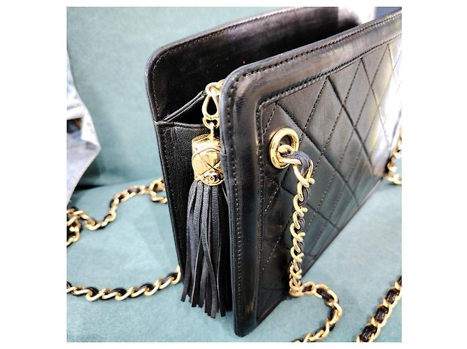Borsa a tracolla Chanel in pelle di agnello nera con nappe - vista 4