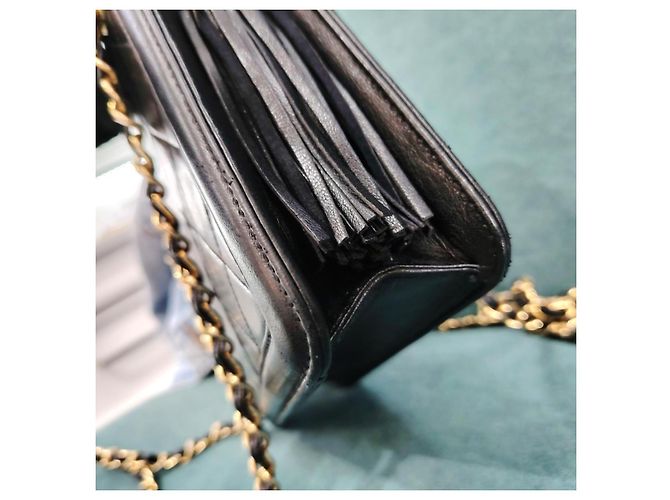 Borsa a tracolla Chanel in pelle di agnello nera con nappe - vista 7