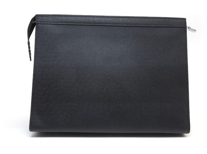 Louis Vuitton Taiga Pochette Voyage Clutch Bag - vista 2