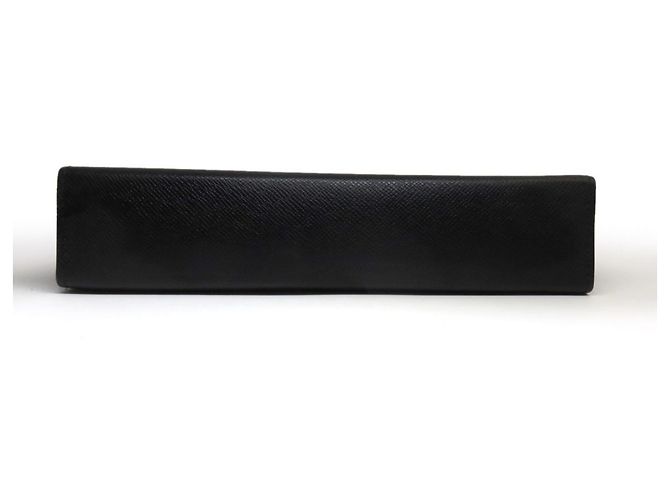 Louis Vuitton Taiga Pochette Voyage Clutch Bag - vista 3
