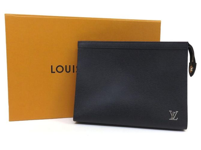 Louis Vuitton Taiga Pochette Voyage Clutch Bag - vista 8