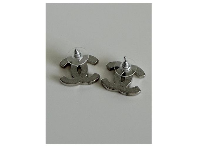 Pendientes de botón Chanel logo CC - vista 3