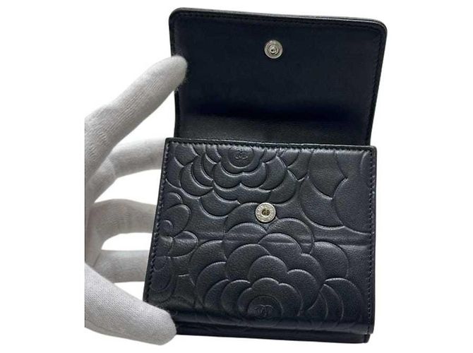 Cartera tri-fold Chanel de piel de cordero negra - vista 5