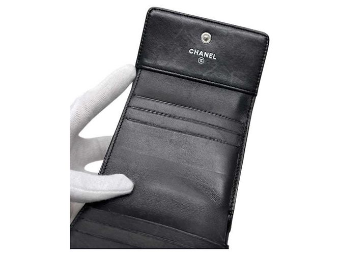 Cartera tri-fold Chanel de piel de cordero negra - vista 6