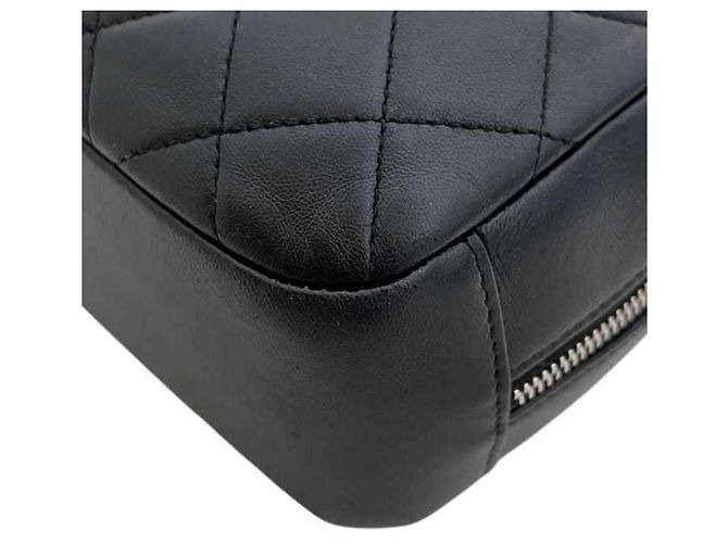 Chanel Matelassé 2 Pouch - vue 8