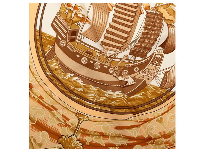 Pañuelo de seda Hermès Au dela Des Cinq Mers Beige 90 - vista 6