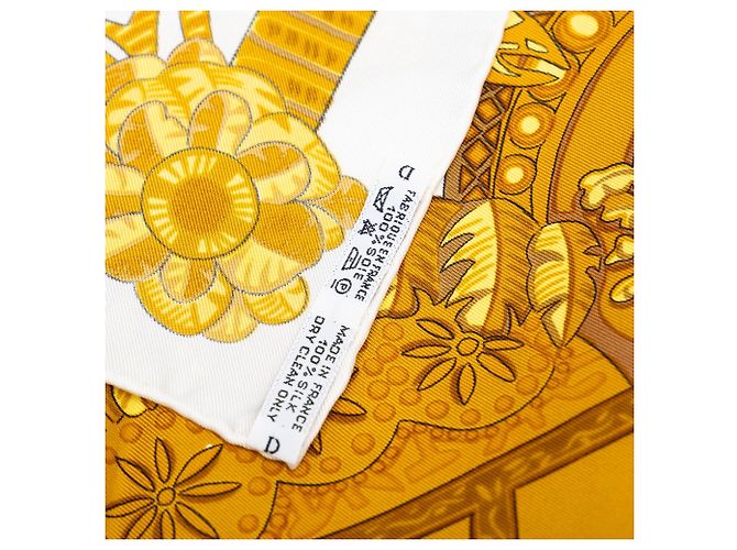 Pañuelo de seda Hermès Armets En Panache Gold 90 - vista 3