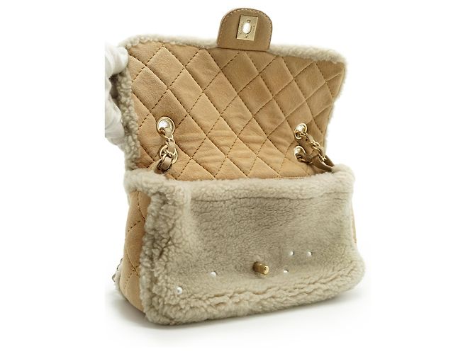Chanel Borsa a spalla con patta e catena in shearling decorata con perle - vista 10