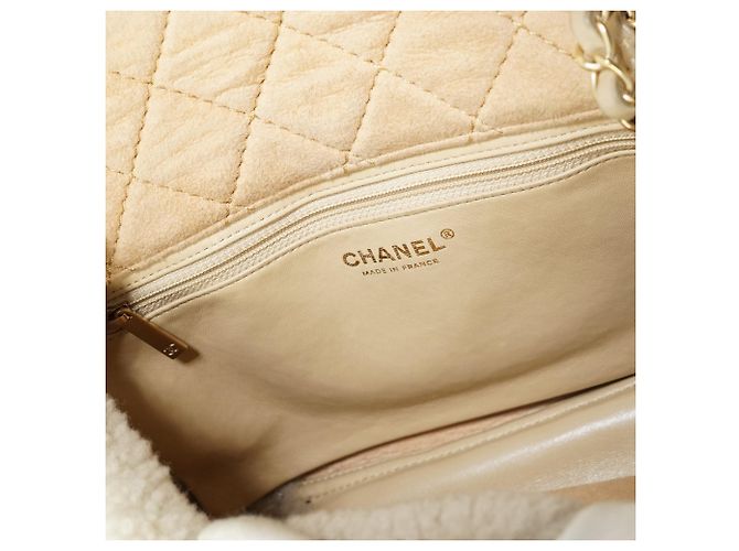 Chanel Borsa a spalla con patta e catena in shearling decorata con perle - vista 11