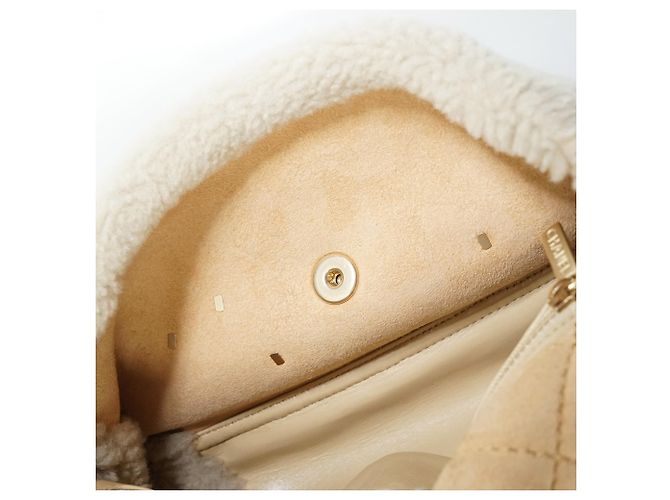 Chanel Borsa a spalla con patta e catena in shearling decorata con perle - vista 12