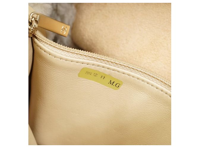Chanel Borsa a spalla con patta e catena in shearling decorata con perle - vista 14
