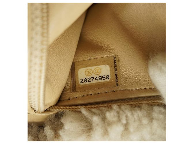 Chanel Borsa a spalla con patta e catena in shearling decorata con perle - vista 15