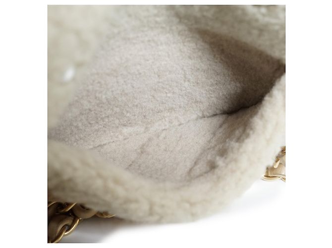 Chanel Borsa a spalla con patta e catena in shearling decorata con perle - vista 16