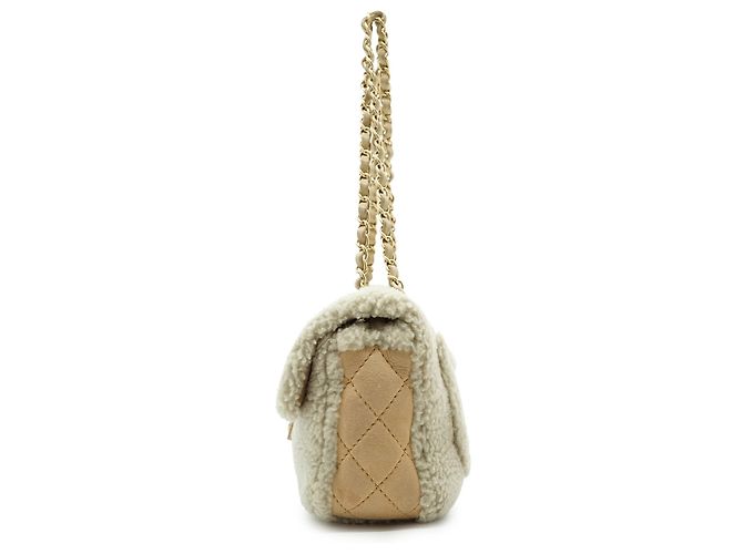 Chanel Borsa a spalla con patta e catena in shearling decorata con perle - vista 3