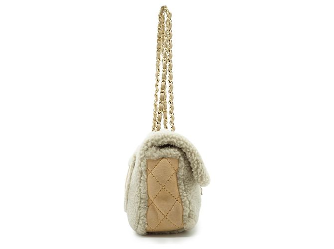 Chanel Borsa a spalla con patta e catena in shearling decorata con perle - vista 4