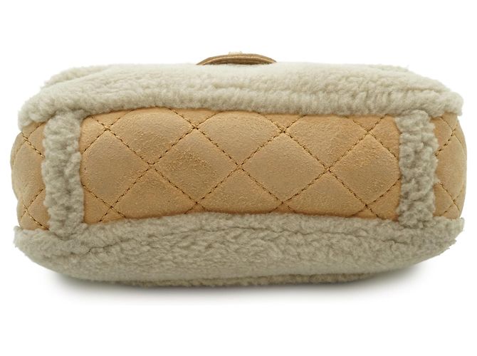 Chanel Borsa a spalla con patta e catena in shearling decorata con perle - vista 5