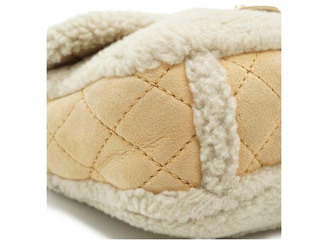 Chanel Borsa a spalla con patta e catena in shearling decorata con perle - vista 6