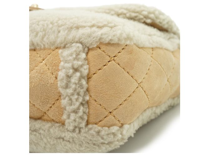 Chanel Borsa a spalla con patta e catena in shearling decorata con perle - vista 7