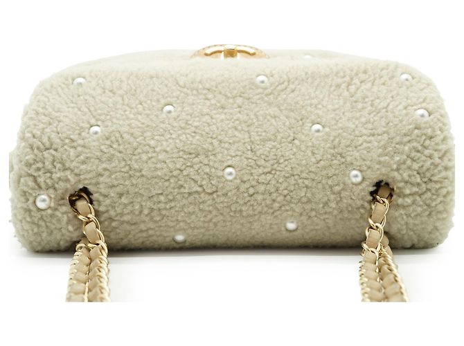 Chanel Borsa a spalla con patta e catena in shearling decorata con perle - vista 8