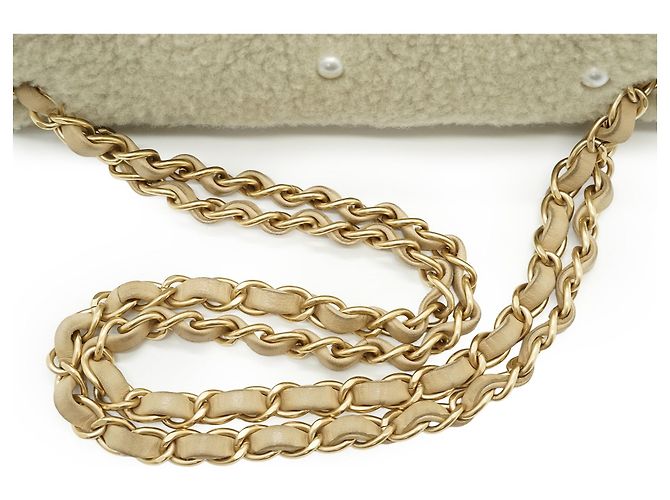 Chanel Borsa a spalla con patta e catena in shearling decorata con perle - vista 9