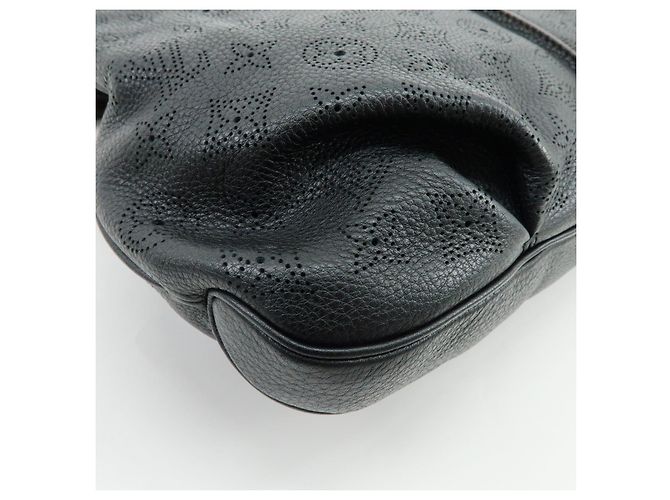 Borsa a tracolla Louis Vuitton Monogram Mahina Selene PM Noir M94314 - vista 10