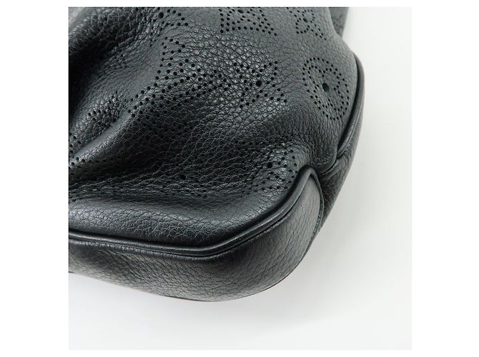 Borsa a tracolla Louis Vuitton Monogram Mahina Selene PM Noir M94314 - vista 13