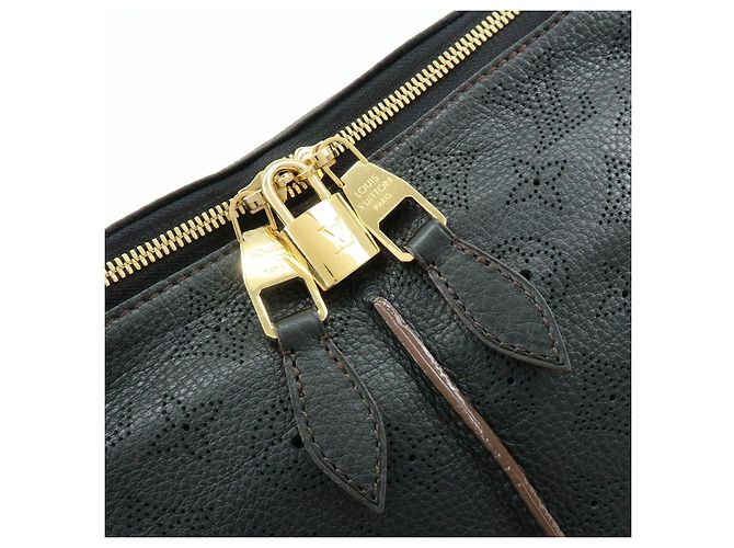 Borsa a tracolla Louis Vuitton Monogram Mahina Selene PM Noir M94314 - vista 15