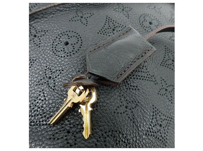 Borsa a tracolla Louis Vuitton Monogram Mahina Selene PM Noir M94314 - vista 16