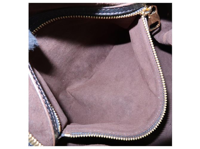 Borsa a tracolla Louis Vuitton Monogram Mahina Selene PM Noir M94314 - vista 18